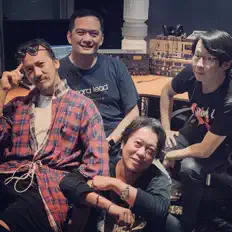 Dengarkan WHY NOT, tonton video musik, baca bio, lihat tanggal tur & lainnya!