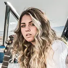 Poslechněte si interpreta Olivia Ooms, sledujte hudební videa, přečtěte si životopis, podívejte se na data turné a další informace.