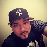 undefinedを聴いたり、ミュージックビデオを鑑賞したり、経歴やツアー日程などを確認したりしましょう！