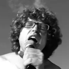 Écoutez Apache Rose, regardez des vidéoclips, lisez la biographie, consultez les dates de tournée et plus encore !