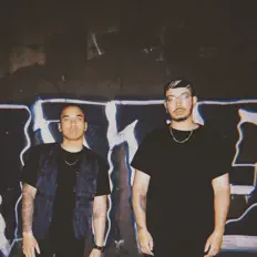 OVRを聴いたり、ミュージックビデオを鑑賞したり、経歴やツアー日程などを確認したりしましょう！