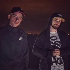 Ouve Vox Latina, vê vídeos de música, lê a biografia, vê as datas da digressão e muito mais!