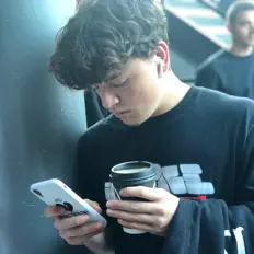 Drei을(를) 듣고, 뮤직 비디오를 보고, 약력을 읽고, 투어 일정 등을 확인하세요!