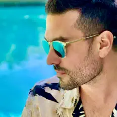 Dvniel सुनें, म्यूज़िक वीडियो देखें, बायो पढ़ें, दौरे की तारीखें और बहुत कुछ देखें!