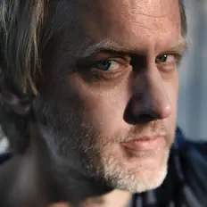 Marius Circus सुनें, म्यूज़िक वीडियो देखें, बायो पढ़ें, दौरे की तारीखें और बहुत कुछ देखें!