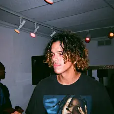 Écoutez Rileygardenis, regardez des vidéoclips, lisez la biographie, consultez les dates de tournée et plus encore !