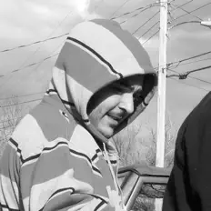 856を聴いたり、ミュージックビデオを鑑賞したり、経歴やツアー日程などを確認したりしましょう！