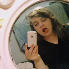 Festraを聴いたり、ミュージックビデオを鑑賞したり、経歴やツアー日程などを確認したりしましょう！