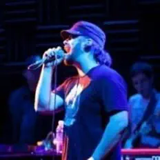 收听 Nees and Vos、观看音乐视频、阅读小传、查看巡演日期等 ！