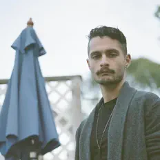 聆聽 Speedblack、觀看音樂影片、閱讀小傳、查看巡演日期等！