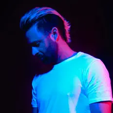 Ascolta Line in the Sand, guarda video musicali, leggi la biografia, vedi le date del tour & altro!