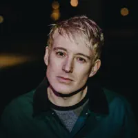 Hör dir undefined an, schau dir Musikvideos an, lies die Biografie, finde Tourdaten und mehr!