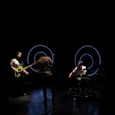 收听 EP、观看音乐视频、阅读小传、查看巡演日期等 ！