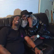 Larry Bandz dinle, müzik videolarını izle, biyografisini oku, tur tarihlerini ve daha fazlasını gör!