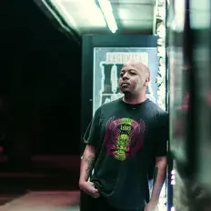 Eric सुनें, म्यूज़िक वीडियो देखें, बायो पढ़ें, दौरे की तारीखें और बहुत कुछ देखें!