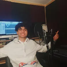 Poslechněte si interpreta Sultan, sledujte hudební videa, přečtěte si životopis, podívejte se na data turné a další informace.