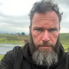 Poslechněte si interpreta Chris Allton, sledujte hudební videa, přečtěte si životopis, podívejte se na data turné a další informace.