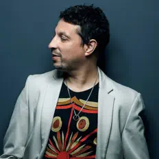 聆聽 Roy Tabwa、觀看音樂影片、閱讀小傳、查看巡演日期等！