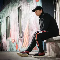 Poslechněte si interpreta Lowdom, sledujte hudební videa, přečtěte si životopis, podívejte se na data turné a další informace.