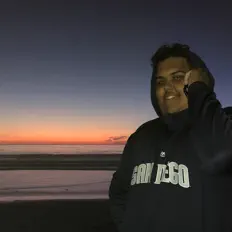 SpookyCrackを聴いたり、ミュージックビデオを鑑賞したり、経歴やツアー日程などを確認したりしましょう！