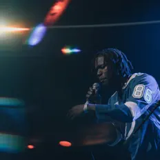 聆聽 3Vaughn、觀看音樂影片、閱讀小傳、查看巡演日期等！