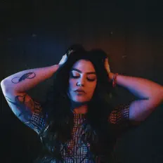 Decimaを聴いたり、ミュージックビデオを鑑賞したり、経歴やツアー日程などを確認したりしましょう！