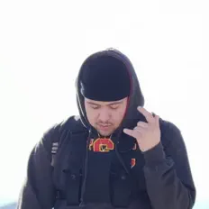 聆聽 Young FeDii、觀看音樂影片、閱讀小傳、查看巡演日期等！