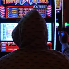 Ouve NTRO, vê vídeos de música, lê a biografia, vê as datas da digressão e muito mais!