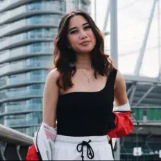 Mikaela Graceを聴いたり、ミュージックビデオを鑑賞したり、経歴やツアー日程などを確認したりしましょう！