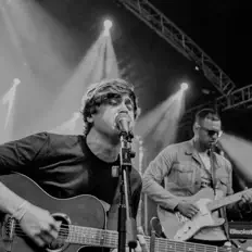 Escucha a 32 tens, mira videos musicales, lee su biografía, consulta las fechas de las gira y más.