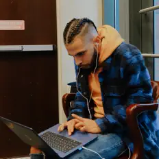 Poslechněte si interpreta Only Ortega, sledujte hudební videa, přečtěte si životopis, podívejte se na data turné a další informace.