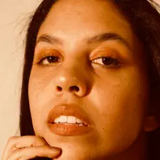 聆聽 Kamodah、觀看音樂影片、閱讀小傳、查看巡演日期等！