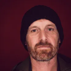 Posłuchaj wykonawcy Bess, obejrzyj teledyski, przeczytaj biografię, zobacz daty tras koncertowych i nie tylko!