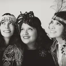 Ascolta The SongBirds, guarda video musicali, leggi la biografia, vedi le date del tour & altro!