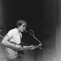 Poslechněte si interpreta undefined, sledujte hudební videa, přečtěte si životopis, podívejte se na data turné a další informace.