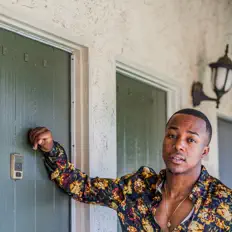 Écoutez Mr. Aka, regardez des vidéoclips, lisez la biographie, consultez les dates de tournée et plus encore !