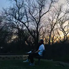 Connorを聴いたり、ミュージックビデオを鑑賞したり、経歴やツアー日程などを確認したりしましょう！