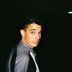 Ouça Ello, assista a videoclipes, leia a biografia, veja as datas das turnês e mais!