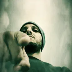 One Micを聴いたり、ミュージックビデオを鑑賞したり、経歴やツアー日程などを確認したりしましょう！