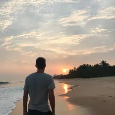 Chill Refillを聴いたり、ミュージックビデオを鑑賞したり、経歴やツアー日程などを確認したりしましょう！