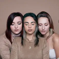 Hör dir Luci an, schau dir Musikvideos an, lies die Biografie, finde Tourdaten und mehr!