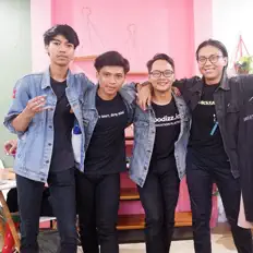 Écoutez Stuck In The Night, regardez des vidéoclips, lisez la biographie, consultez les dates de tournée et plus encore !