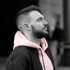 Hör dir RITTA an, schau dir Musikvideos an, lies die Biografie, finde Tourdaten und mehr!