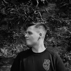 聆聽 ODDR、觀看音樂影片、閱讀小傳、查看巡演日期等！