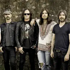 Dengarkan The Underground Thieves, tonton video musik, baca bio, lihat tanggal tur & lainnya!