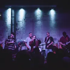 收听 Almost Blue、观看音乐视频、阅读小传、查看巡演日期等 ！