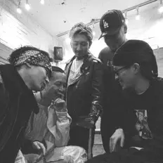 聆聽 Before Sleepin' Shower、觀看音樂影片、閱讀小傳、查看巡演日期等！