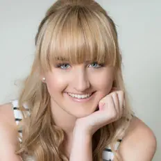 Dengarkan Chloe Collins, tonton video musik, baca bio, lihat tanggal tur & lainnya!