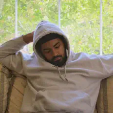 Chznを聴いたり、ミュージックビデオを鑑賞したり、経歴やツアー日程などを確認したりしましょう！