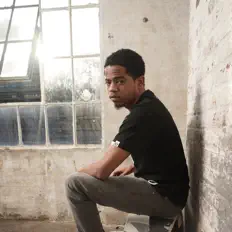 Ouça Constantine, assista a videoclipes, leia a biografia, veja as datas das turnês e mais!